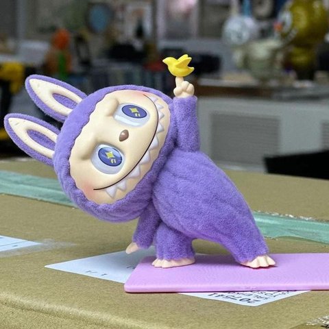 Boneka Labubu. (dok. Martin LELIEVRE / AFP)