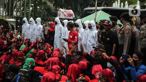 Ratusan buruh dari FSMPI dan Perwakilan Daerah KSPI melakukan aksi di depan Balai Kota DKI Jakarta, Senin (29/11/2021). Buruh menuntut Gubernur DKI Jakarta Anies Baswedan membatalkan Upah Min