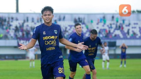 Hokky Caraka Bintang (Timnas Indonesia U-22 - tengah) berebut bola atas dengan beberapa pemain Myanmar pada pertandingan Grup C SEA Games 2025 di The 700th Anniversary of Chiang Mai Stadium,