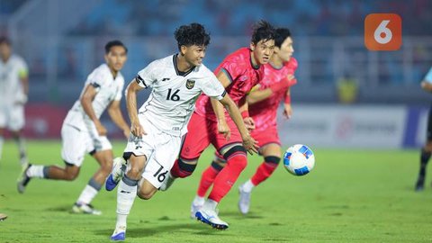 Hokky Caraka Bintang (Timnas Indonesia U-22 - tengah) berebut bola atas dengan beberapa pemain Myanmar pada pertandingan Grup C SEA Games 2025 di The 700th Anniversary of Chiang Mai Stadium,