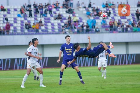 Hokky Caraka Bintang (Timnas Indonesia U-22 - tengah) berebut bola atas dengan beberapa pemain Myanmar pada pertandingan Grup C SEA Games 2025 di The 700th Anniversary of Chiang Mai Stadium,