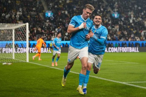 Bek Napoli bernomor punggung 22, Giovanni Di Lorenzo, mengangkat trofi di podium setelah pertandingan final Piala Super Italia melawan Bologna di Stadion King Al-Awwal Park, Riyadh pada Senin