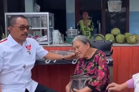 Nenek Elina saat mendatangi bekas rumahnya yang kini sudah rata dengan tanah. (Liputan6.com/ Dian Kurniawan)