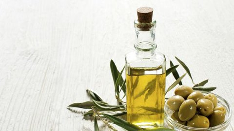 Minyak zaitun yang dapat melindungi rambut dari kerusakan/copyright pexels/Pixabay