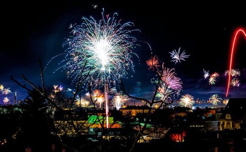Pengunjung menyaksikan pesta kembang api saat malam Tahun Baru 2019 di Pantai Lagoon, Ancol, Jakarta, Selasa (1/1). Ancol menyajikan pesta kembang api musikal sepanjang 600 meter di bibir pan