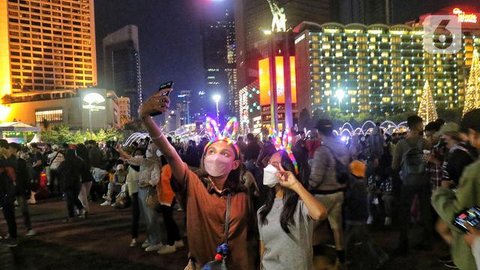 Pengunjung menyaksikan pesta kembang api saat malam Tahun Baru 2019 di Pantai Lagoon, Ancol, Jakarta, Selasa (1/1). Ancol menyajikan pesta kembang api musikal sepanjang 600 meter di bibir pan
