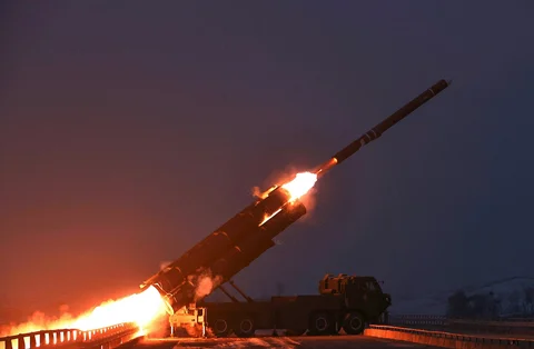 Foto ini diambil pada 28 Desember 2025 dan dirilis Kantor Berita Pusat Korea (KCNA) resmi Korea Utara pada 29 Desember 2025, menunjukkan latihan peluncuran rudal jelajah strategis jarak jauh di Laut Barat Korea Utara