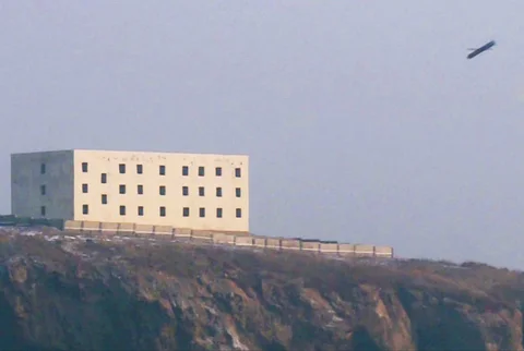 Foto ini diambil pada 28 Desember 2025 dan dirilis Kantor Berita Pusat Korea (KCNA) resmi Korea Utara pada 29 Desember 2025, menunjukkan  rudal jelajah strategis jarak jauh Korea Utara mengenai target sebuah gedung  di Laut Barat Korea Utara