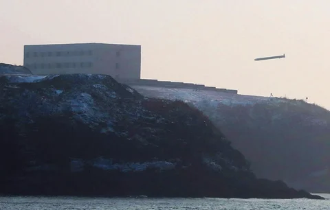 Foto ini diambil pada 28 Desember 2025 dan dirilis Kantor Berita Pusat Korea (KCNA) resmi Korea Utara pada 29 Desember 2025, menunjukkan  rudal jelajah strategis jarak jauh Korea Utara mengenai target sebuah gedung  di Laut Barat Korea Utara