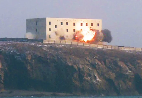 Foto ini diambil pada 28 Desember 2025 dan dirilis Kantor Berita Pusat Korea (KCNA) resmi Korea Utara pada 29 Desember 2025, menunjukkan  rudal jelajah strategis jarak jauh Korea Utara mengenai target sebuah gedung  di Laut Barat Korea Utara