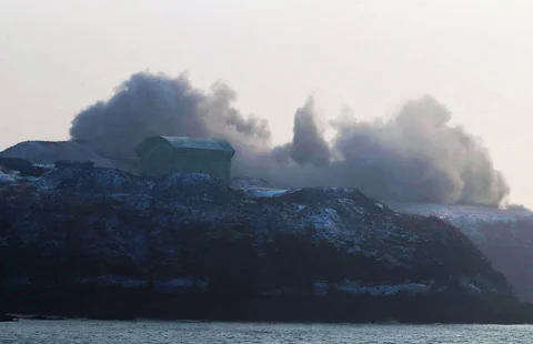 Foto ini diambil pada 28 Desember 2025 dan dirilis Kantor Berita Pusat Korea (KCNA) resmi Korea Utara pada 29 Desember 2025, menunjukkan  rudal jelajah strategis jarak jauh Korea Utara mengenai target sebuah gedung  di Laut Barat Korea Utara