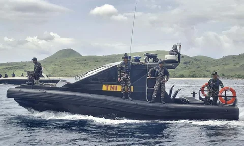 Personel Angkatan Laut  saat melakuan pencarian  korban kecelakaan Kapal Motor Putri Sakinah di Perairan Pulau Padar, Kabupaten Manggarai Barat, Minggu (28/12/2025).