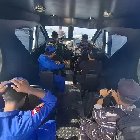 Personel Angkatan Laut  saat melakuan pencarian  korban kecelakaan Kapal Motor Putri Sakinah di Perairan Pulau Padar, Kabupaten Manggarai Barat, Minggu (28/12/2025).