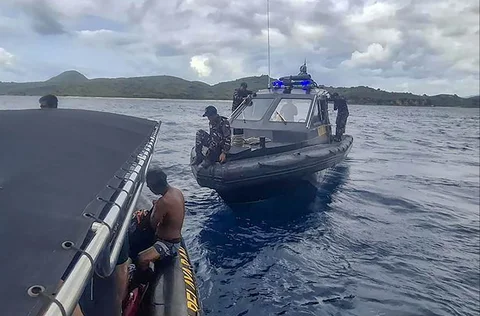 Personel Angkatan Laut  saat melakuan pencarian  korban kecelakaan Kapal Motor Putri Sakinah di Perairan Pulau Padar, Kabupaten Manggarai Barat, Minggu (28/12/2025).