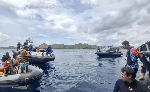 Tim SAR Gabungan saat melakuan pencarian  korban kecelakaan Kapal Motor Putri Sakinah di Perairan Pulau Padar, Kabupaten Manggarai Barat, Minggu (28/12/2025).