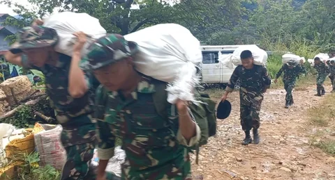 Terjang Cuaca Buruk dan Medan Ekstrem, Satgas Gulbencal&ndash;Yonif TP 905/TS Tetap Antar Logistik ke Bonan Dolok