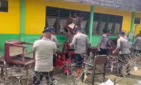 brimob bantu pembersihan pascabencana di sumut