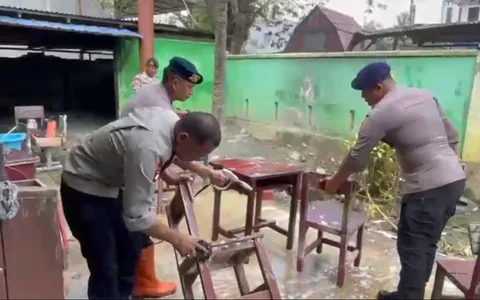 brimob bantu pembersihan pascabencana di sumut