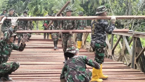 Pulihkan Akses Warga, TNI AD Bangun 12 Jembatan Darurat di Sumbar