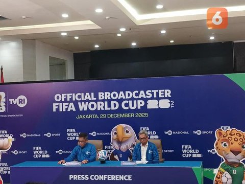 Gelandang Timnas Argentina, Angel Di Maria mencium trofi Piala Dunia dalam perayaan kemenangan usai mengalahkan Prancis pada partai final Piala Dunia 2022 di Lusail Stadium, Doha (18/12/20