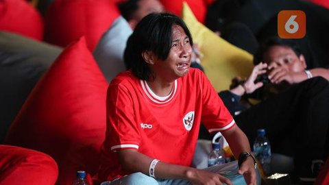 Gelandang Timnas Argentina, Angel Di Maria mencium trofi Piala Dunia dalam perayaan kemenangan usai mengalahkan Prancis pada partai final Piala Dunia 2022 di Lusail Stadium, Doha (18/12/20