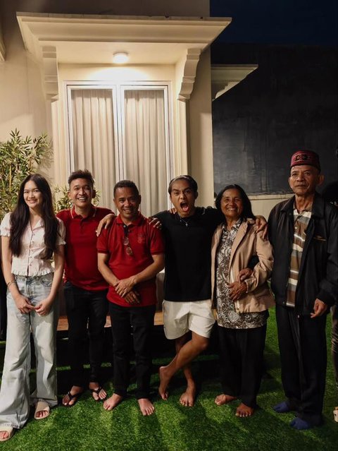 Potret Betrand Peto Bertemu Keluarga dari NTT / Instagram @betrandpetoputraonsu
