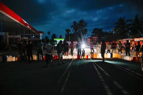 Warga terdampak banjir mengantre untuk mendapatkan bahan bakar di sebuah SPBU di Samahani, Provinsi Aceh,Selasa (02/12/2025).