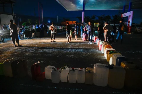 Warga terdampak banjir mengantre untuk mendapatkan bahan bakar di sebuah SPBU di Samahani, Provinsi Aceh,Selasa (02/12/2025).