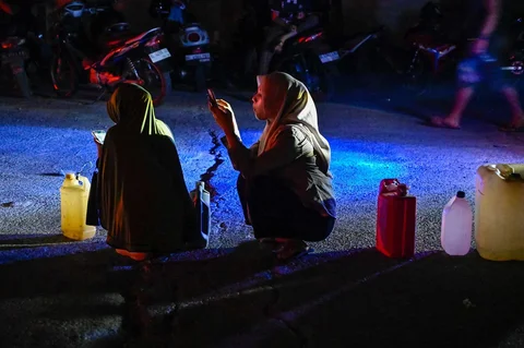 Warga terdampak banjir mengantre untuk mendapatkan bahan bakar di sebuah SPBU di Samahani, Provinsi Aceh,Selasa (02/12/2025).