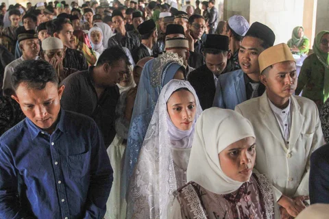 Pasangan pengantin sebelum mengikuti Isbat nikah massal 2025 di Mesjid Istiqlal, Jakarta, Rabu (03/12/2025)