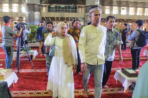 Pasangan pengantin sebelum  mengikuti Isbat nikah massal 2025 di Mesjid Istiqlal, Jakarta, Rabu (03/12/2025)