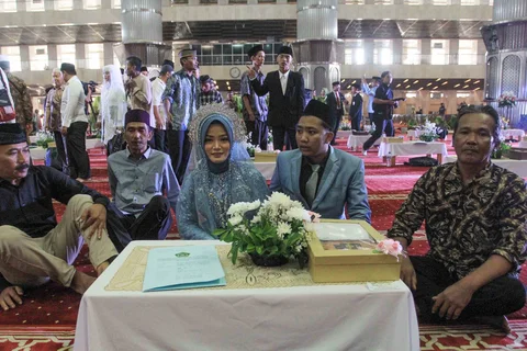 Pasangan pengantin mengikuti Isbat nikah massal 2025 di Mesjid Istiqlal, Jakarta, Rabu (03/12/2025)
