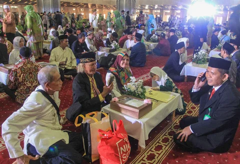 Pasangan pengantin mengikuti Isbat nikah massal 2025 di Mesjid Istiqlal, Jakarta, Rabu (03/12/2025)