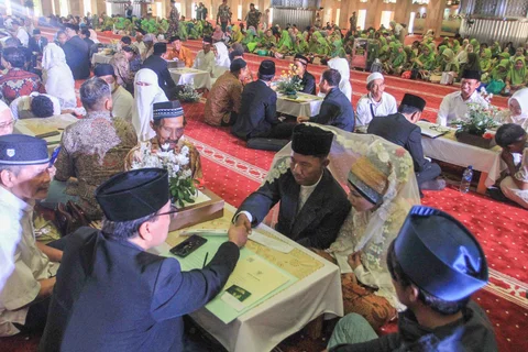 Pasangan pengantin mengikuti Isbat nikah massal 2025 di Mesjid Istiqlal, Jakarta, Rabu (03/12/2025)