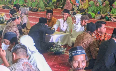 Pasangan pengantin mengikuti Isbat nikah massal 2025 di Mesjid Istiqlal, Jakarta, Rabu (03/12/2025)