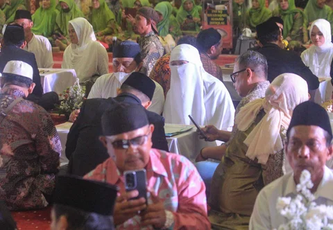Pasangan pengantin mengikuti Isbat nikah massal 2025 di Mesjid Istiqlal, Jakarta, Rabu (03/12/2025)