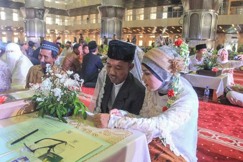 Pasangan pengantin mengikuti Isbat nikah massal 2025 di Mesjid Istiqlal, Jakarta, Rabu (03/12/2025)