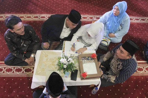 Pasangan pengantin mengikuti Isbat nikah massal 2025 di Mesjid Istiqlal, Jakarta, Rabu (03/12/2025)