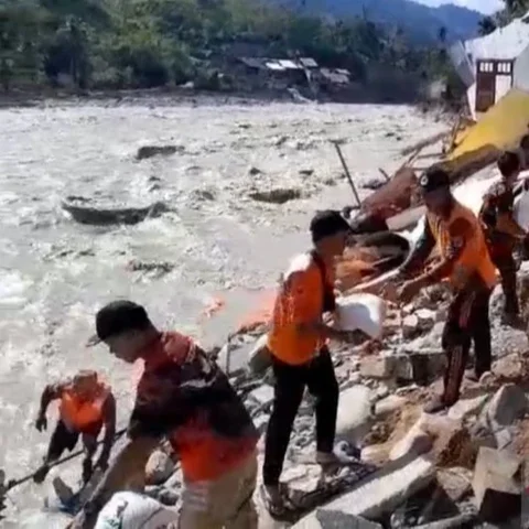 Banjir bandang dan luapan melanda Nagan Raya, Aceh, mengakibatkan 25.608 jiwa terdampak dan kerusakan infrastruktur. BPBD Nagan Raya terus mendata kerugian akibat bencana ini.