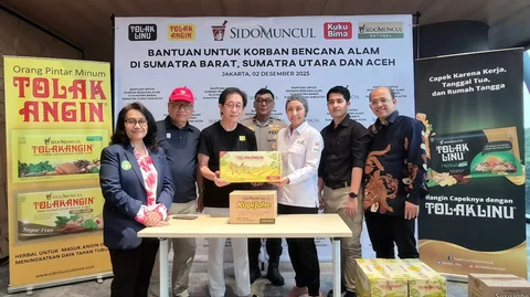 Direktur Sido Muncul Dr. (H.C.) Irwan Hidayat secara simbolis menyerahkan bantuan kepada perwakilan PMI, IDI, Keuskupan Agung Jakarta, Yayasan Orthopaedi Indonesia, dan Polri di Kantor Sido Muncul, Jakarta, Selasa (2/12/2025).