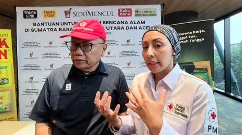 Ketua Bidang Pembinaan Relawan PMI, Sasongko Tedjo dan Ketua Bidang Humas dan Diklat PMI Pusat, Nora Bawazier memaparkan pengggunaan bantuan Sido Muncul di lapangan.