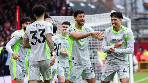 Pep Guardiola tidak hanya sukses sebagai pelatih namun ternyata juga berkilau saat menjadi pemain. Pelatih Manchester City ini tercatat telah meraih 15 trofi bersama Barcelona. Termasuk en
