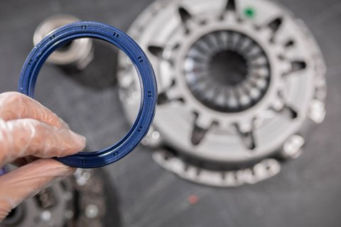 Seal gearbox berperan sangat penting untuk menjaga terjadinya kebocoran pada oli transmisi. (wuling.id)
