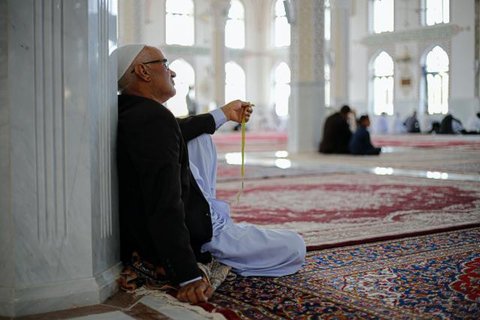 Ilustrasi muslim berdoa, berzikir, Islami. (Photo Copyright by Freepik)