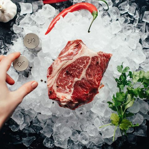 Daging kambing utuh, penting memahami perbedaan daging kambing muda dan tua (Freepik)