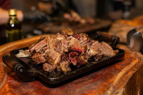 Daging kambing utuh, penting memahami perbedaan daging kambing muda dan tua (Freepik)