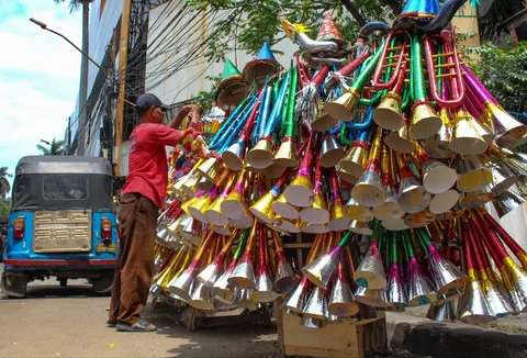 Pedagang mengantung terompet dagangannya di kawasan Glodok, Jakarta, Selasa (30/12/2025