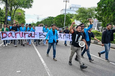 Massa yang tergabung dalam Aliansi Aceh Bergerak melakukan aksi  di Gedung DPRA, Banda Aceh, Selasa (30/12/2025).