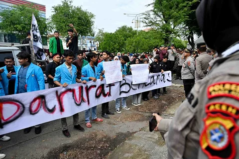 Massa yang tergabung dalam Aliansi Aceh Bergerak melakukan aksi  di Gedung DPRA, Banda Aceh, Selasa (30/12/2025).