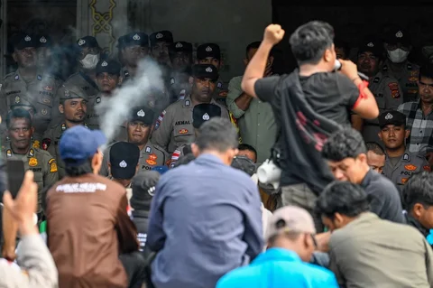 Massa yang tergabung dalam Aliansi Aceh Bergerak melakukan aksi  di Gedung DPRA, Banda Aceh, Selasa (30/12/2025).